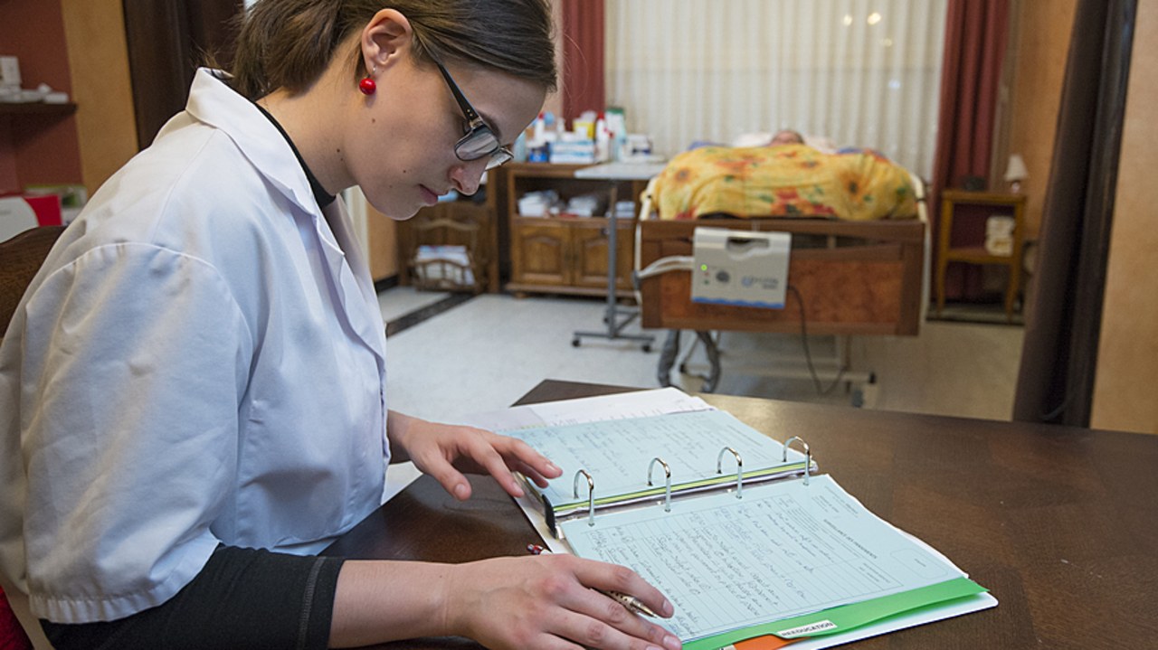 Le projet d'instruction, dont Hospimedia a eu copie, prévoit une évolution des prises en charge à domicile, avec une gradation en trois niveaux. L'HAD intervient, en lien avec les équipes expertes de soins palliatifs, pour répondre aux situations médico-psychosociales complexes. (Astier/BSIP)