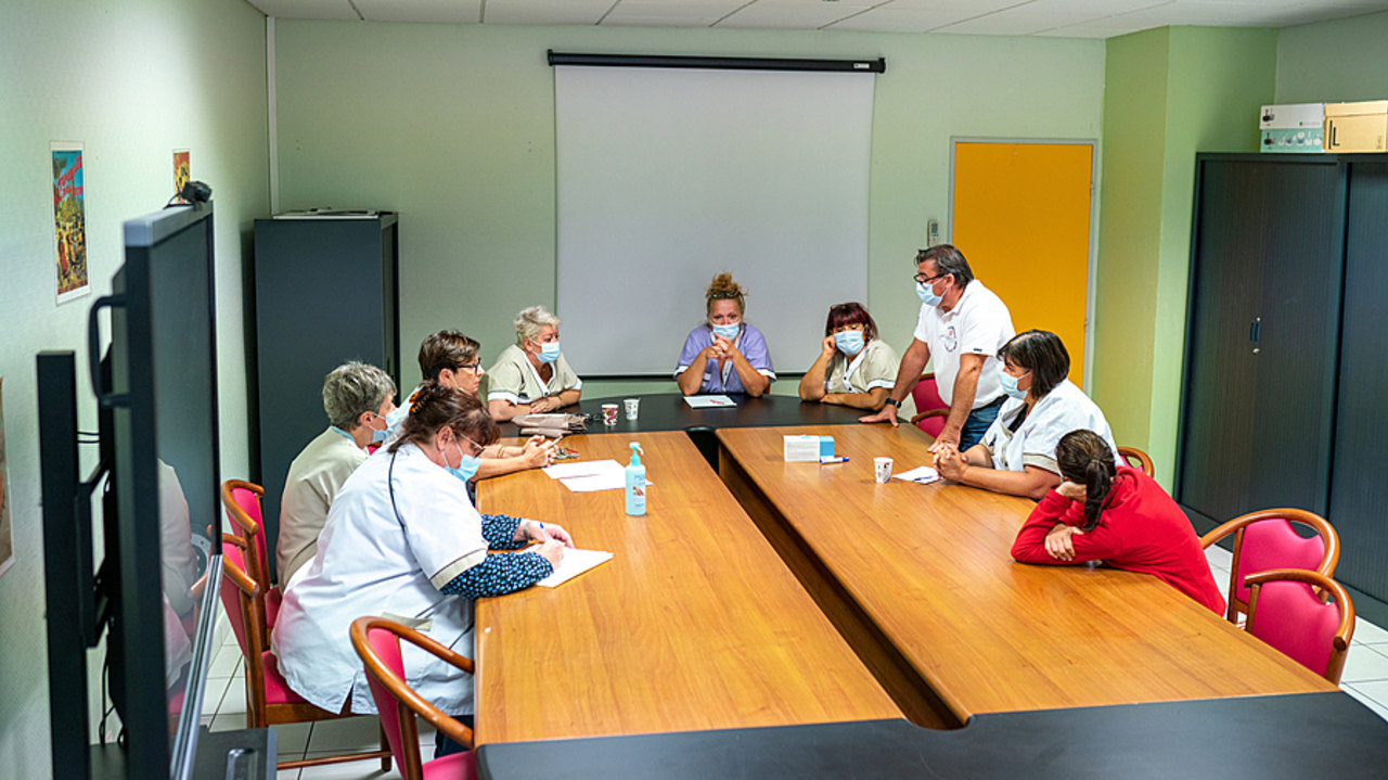 La mise en place d'une réunion le vendredi après-midi permet de tempérer l'appréhension du week-end, lors duquel les effectifs sont réduits. (Morcillo/BSIP)