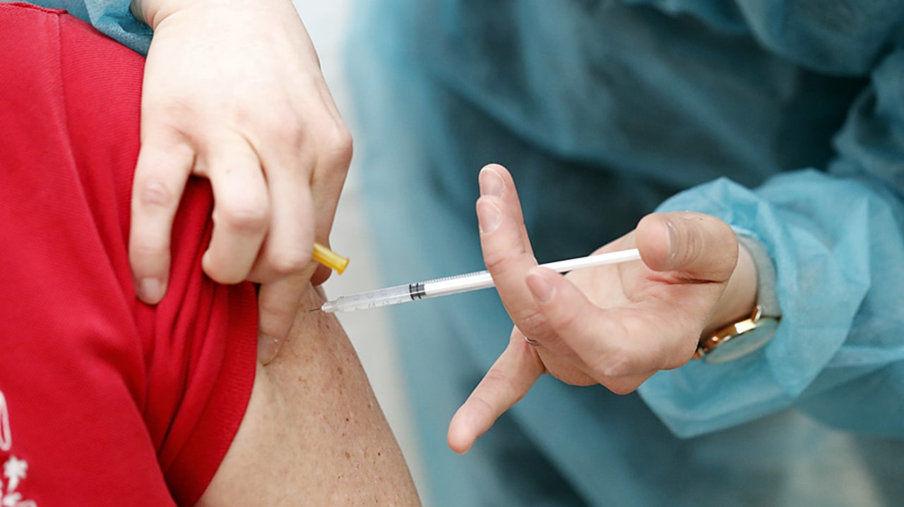 La prévention en santé, incluant le déploiement de la vaccination, va bénéficier de moyens inédits sur les fonds de l'Assurance maladie au cours des cinq prochaines années, assure le Gouvernement. (Godong/BSIP)