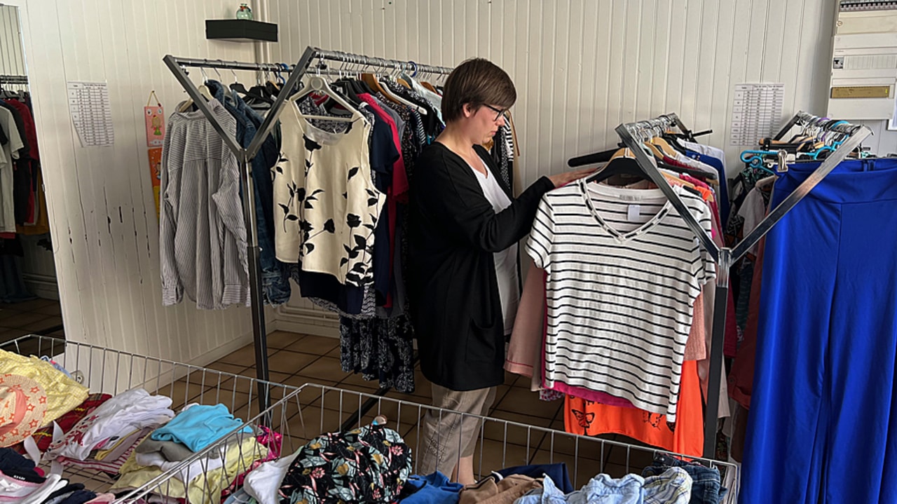 Les adhérents du Gem autofinancent leurs activités grâce à leur friperie. (Edoxie Allier/Hospimedia)