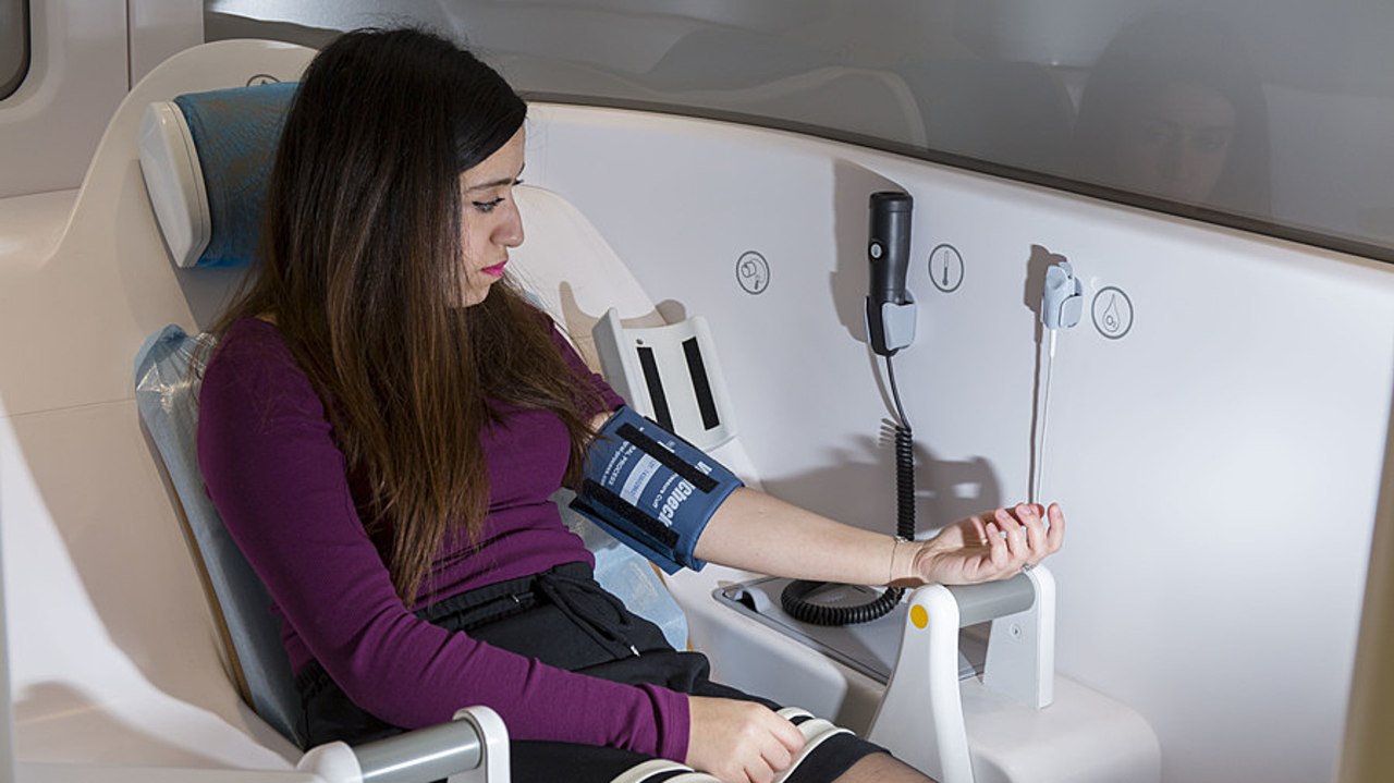 L'emplacement des télécabines dans des lieux commerciaux tels que des halls de gare ou des supermarchés pose une question éthique. (S.Caillet/BSIP)