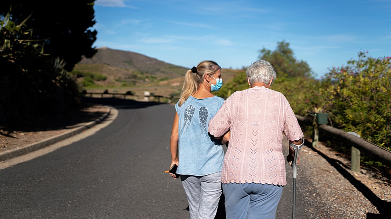 Les associations d'aide et de soins à domicile doivent se servir des mêmes outils marketing que les entreprises de services à la personne. (Morcillo/BSIP)