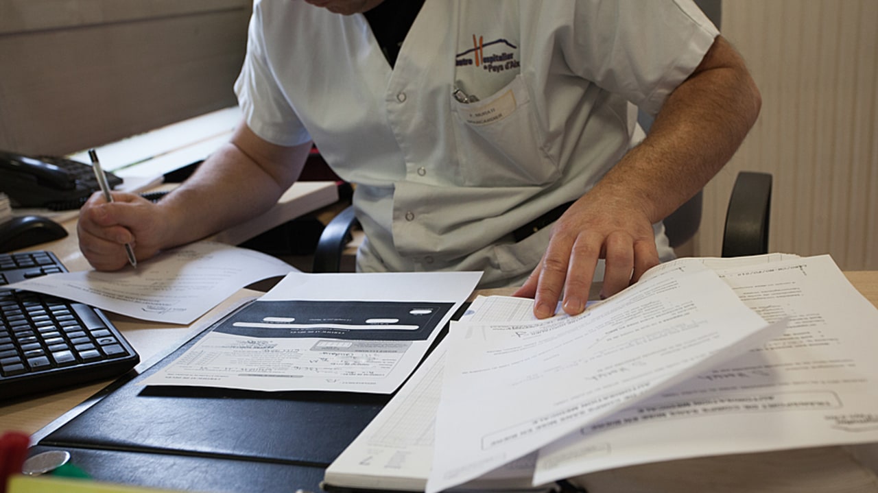 Dans les six régions où se déroule l'expérimentation, les infirmiers volontaires pourront sous conditions et après formation rédiger des certificats de décès. (Calmettes/BSIP)