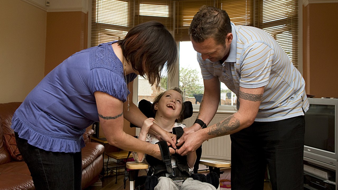 L'arrivée d'un enfant lourdement handicapé bouleverse le quotidien des parents. Leur expertise d'usage peut devenir une force professionnelle. (Photofusion/BSIP)