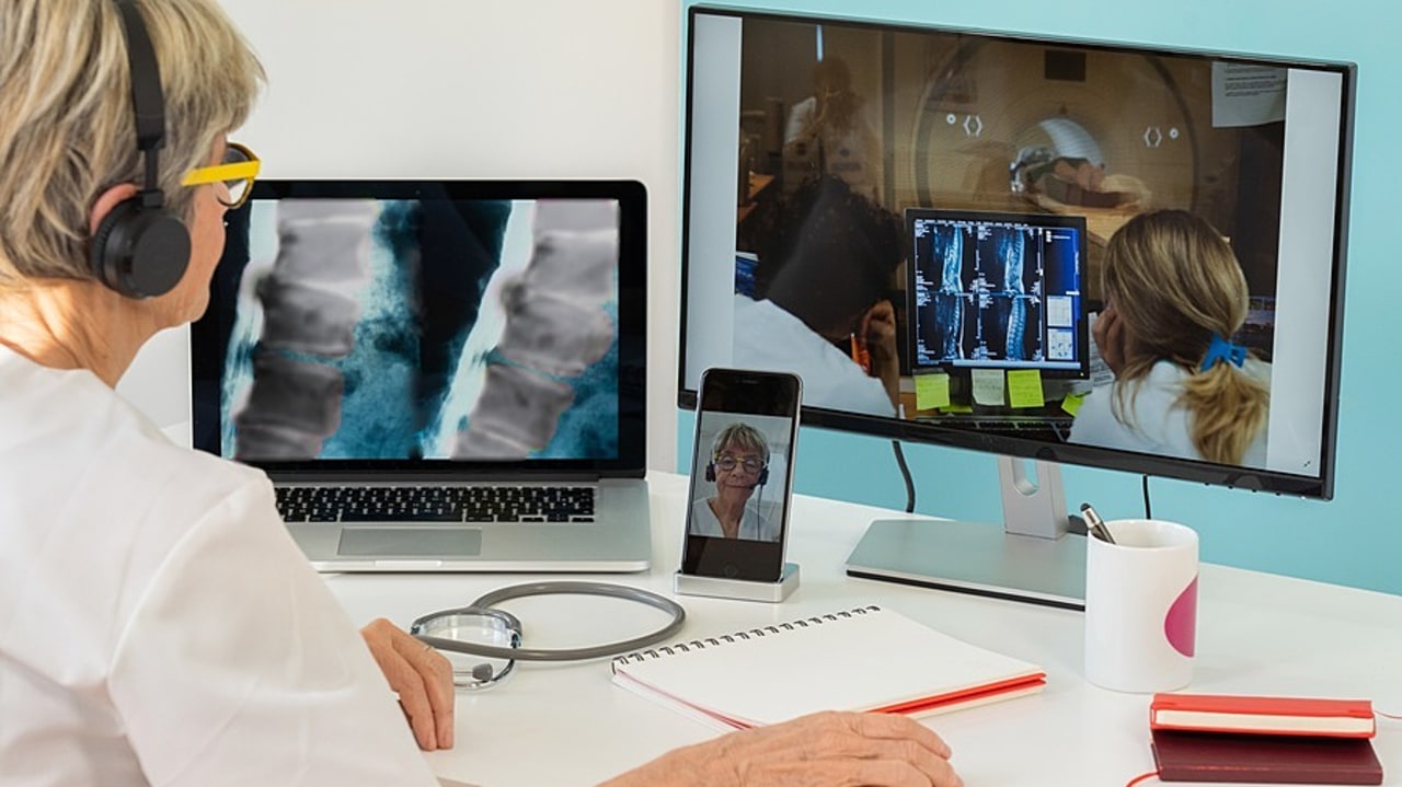 Le dispositif de télé-expertise du GHT d'Armor repose sur la solution Omnidoc. Le coût de l'abonnement s'élève à 20 € par médecin et par mois, en sachant que l'avis hospitalier est valorisé 20 € et que le requérant libéral perçoit 10 €. (Collanges/Image Point FR/BSIP)