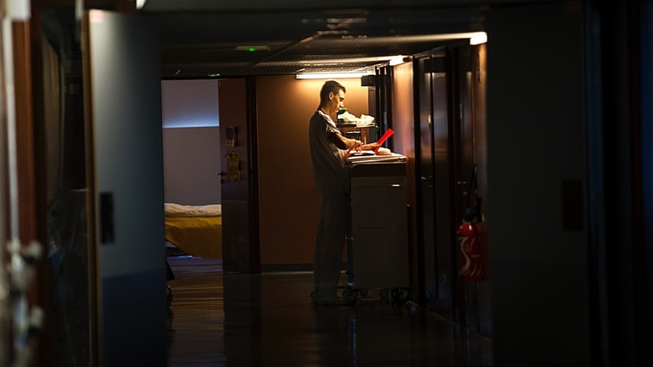 Contrairement aux majorations appliquées depuis l'été 2022, la revalorisation début 2024 sous forme de pourcentage (25%) du travail de nuit des personnels non médicaux permettra de prendre cette fois en compte les différences salariales liées à l'ancienneté. (Amélie Benoist/Image Point FR/BSIP)