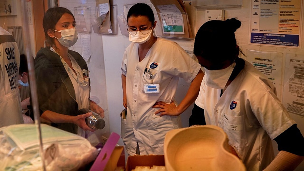 Sur les ressources humaines, les hôpitaux et Ehpad publics observent de "premiers effets" positifs des politiques d'attractivité menées à l'égard des personnels non médicaux. Il est en revanche "prématuré" d'escompter un quelconque effet sur les ouvertures de lits. (Tremelet/Image Point FR/BSIP)