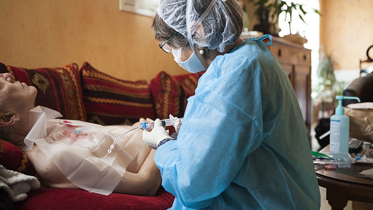 Les pratiques et la qualité de codage étant hétérogènes, un guide a été élaboré pour permettre aux établissements d'HAD de s'approprier cette classification avant qu'elle n'ait un impact sur la tarification. (Amélie Benoist/Image Point FR/BSIP)