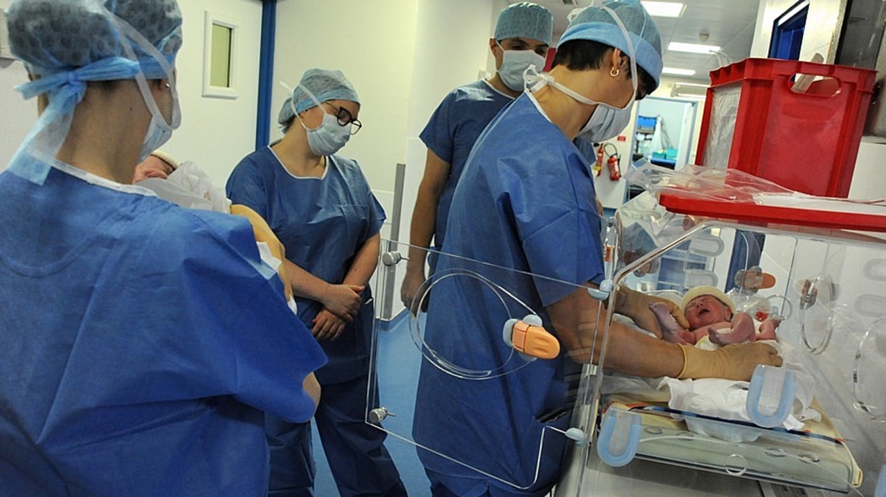 Selon la Dares, le taux de recours à l'intérim dans les hôpitaux (0,3%) et cliniques (0,8%) reste très en deçà des niveaux observés dans le secteur tertiaire (1,7% en moyenne) et encore plus dans l'ensemble des secteurs d'activité (2,9%). (Pascal Bachelet/BSIP)