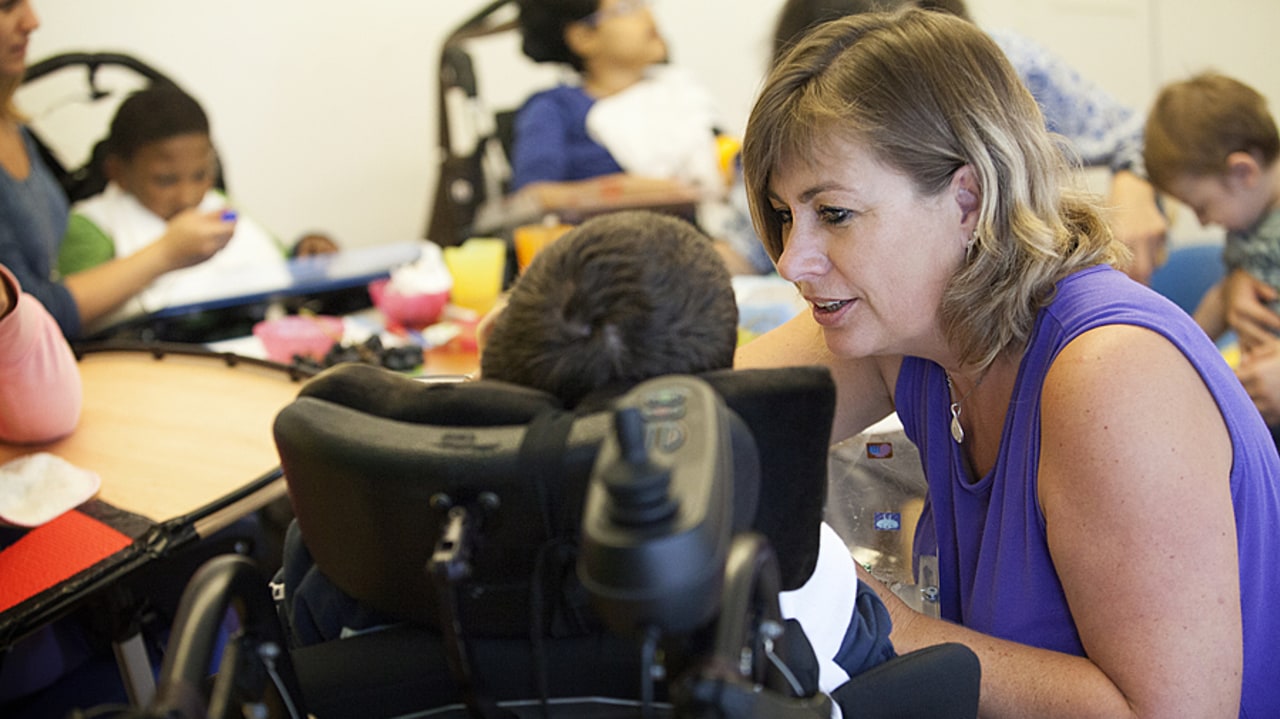 Scolarisation, dépistage et intervention précoce… de nombreuses mesures de ce CIH concernent les plus jeunes. (Amélie Benoist/Image Point FR/BSIP)