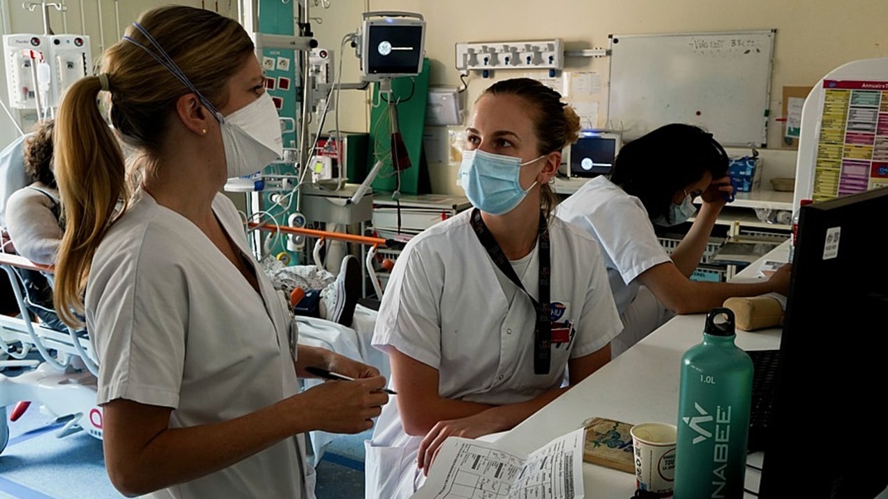 En matière d'attractivité, les hôpitaux publics tirent leur épingle du jeu depuis quelques mois au point, peut-être, de parvenir à remporter "une bataille de longue haleine". La fidélisation peine toutefois encore à s'affermir pour véritablement réenclencher une dynamique RH hospitalière. (Tremelet/Image Point FR/BSIP)