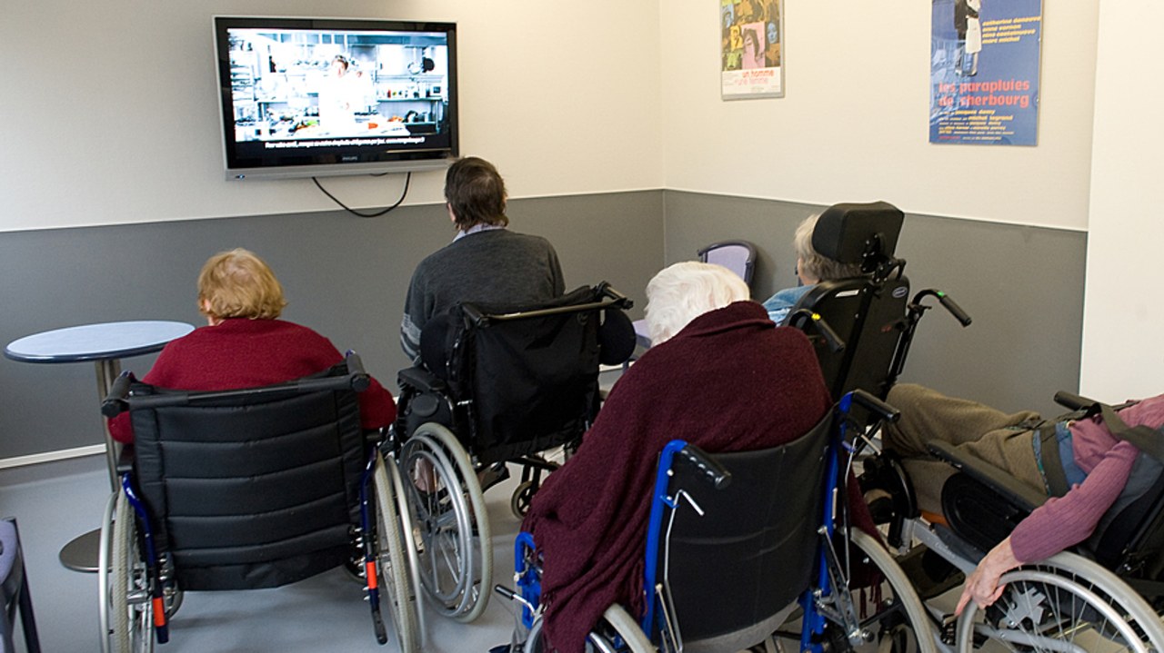 Pour faire face à des résidents de plus en plus dépendants, les Ehpad ont besoin de davantage de personnel. (Béranger/BSIP)