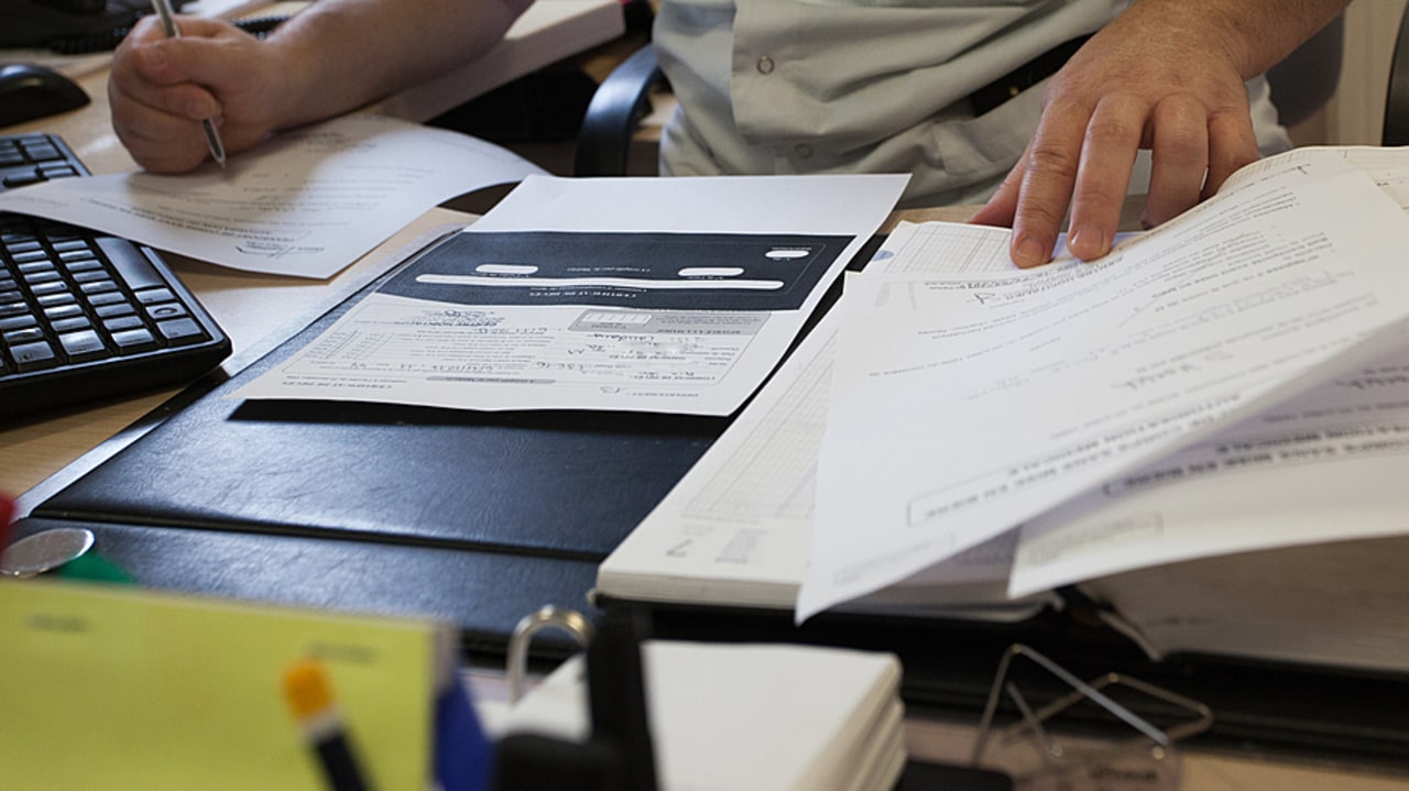 Classeurs papiers et tableaux Excel ont permis aux directions des affaires financières et achats d'assurer la continuité. (Calmettes/BSIP)