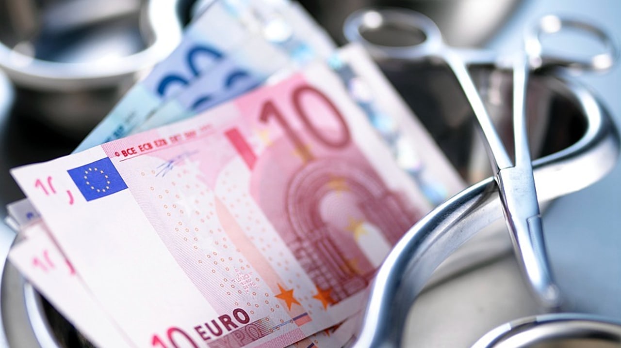 La troisième circulaire tarifaire compte 305 M€ de crédits RH, dont 23 M€ pour financer une nouvelle prime pouvoir d'achat octroyée sous peu aux étudiants de troisième cycle en médecine, odontologie et pharmacie ainsi qu'aux faisant fonction d'internes. (SPL/Adam Gault/BSIP)