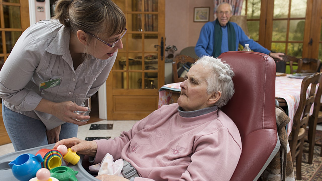 En 2024, devrait être déployée l'assurance vieillesse des aidants qui  doit permettre aux personnes contraintes de cesser une activité professionnelle de valider des périodes cotisées de retraite (Astier/BSIP)