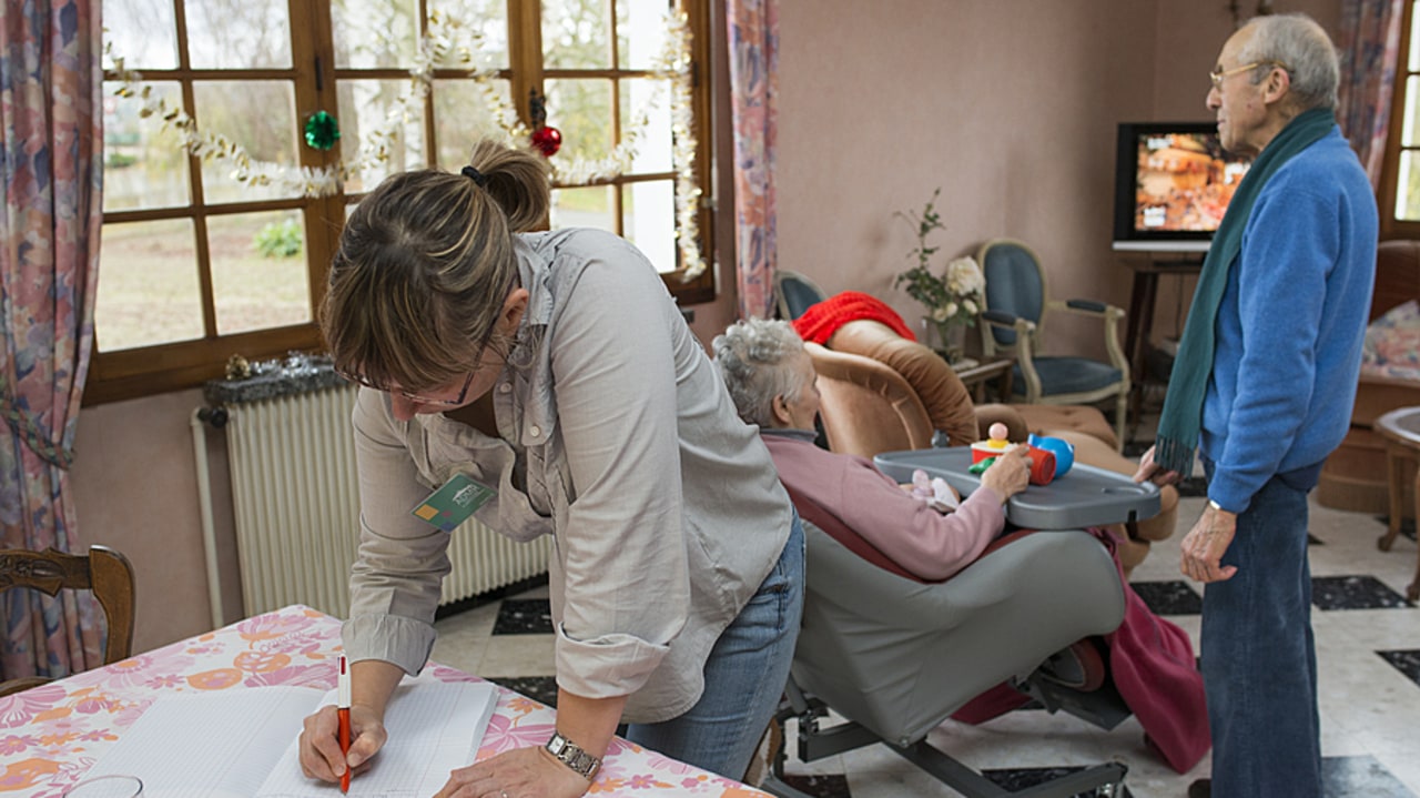 Quatre fédérations de l'aide à domicile dénoncent une hausse du tarif plancher contraire à l'esprit du législateur. (Astier/BSIP)