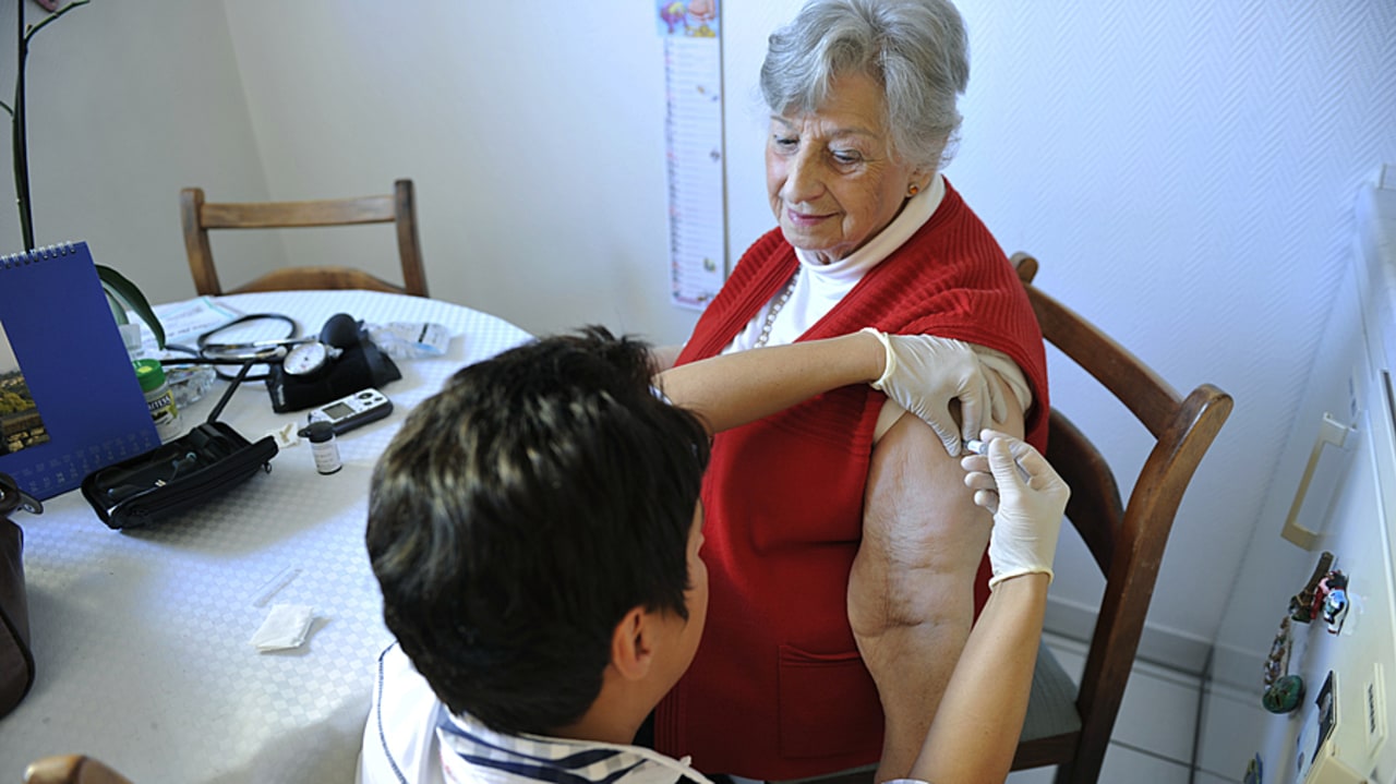 Selon l'Académie nationale de médecine, si la pandémie de Covid-19 a suscité un regain d'intérêt pour la couverture vaccinale des personnes âgées, elle ne doit pas occulter les autres maladies infectieuses, comme le zona, la coqueluche, la diphtérie, le tétanos, ou les infections à pneumocoque ou à VRS. (DPA Picture Alliance/BSIP)