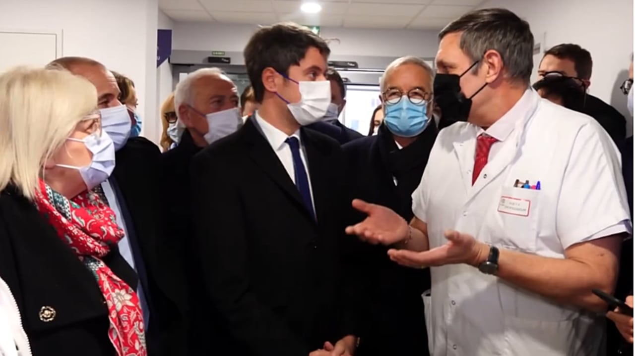 Le Premier ministre et la ministre du Travail, de la Santé et des Solidarités étaient en visite au CHU de Dijon le 13 janvier. (Capture d'écran Dailymotion/Pool presse présent sur place)