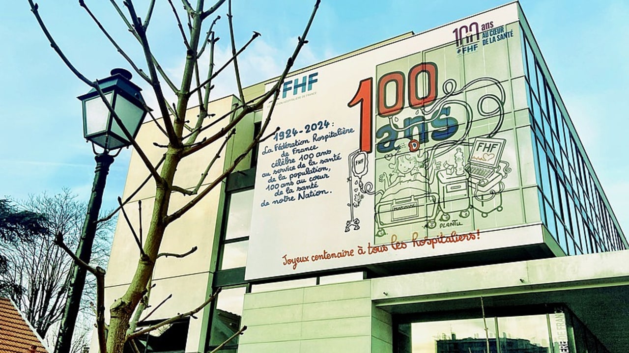 Côté festivités, la FHF célèbre son centenaire par une fresque signée du dessinateur Plantu sur la façade de son siège parisien. Côté budgétaire, les réjouissances des hospitaliers s'annoncent nettement plus froides, teintées de fortes inquiétudes sur le devenir des hôpitaux publics. (Thomas Quéguiner/Hospimedia)