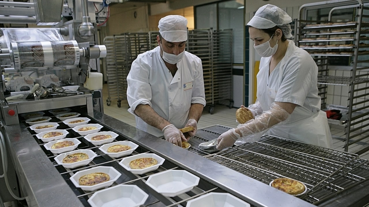 La transition vers davantage de protéines végétales peut être l'occasion pour les cuisiniers d'innover en repensant entièrement les menus des patients et du personnel. (Chassenet/BSIP)