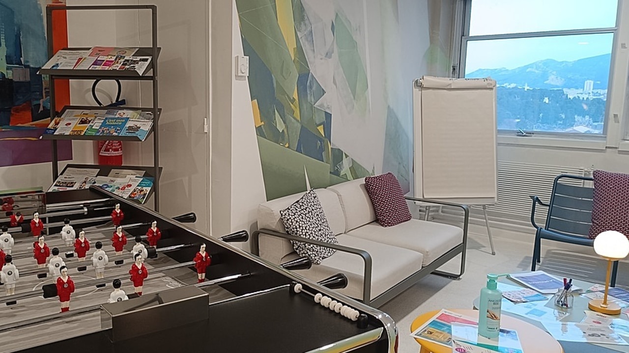 Un baby-foot à l'entrée, des fauteuils confortables… Au huitième étage de l'hôpital pour enfants de la Timone, L'Appart est un lieu qui donne envie aux jeunes d'y passer du temps. (Emmanuelle Deleplace/Hospimedia)