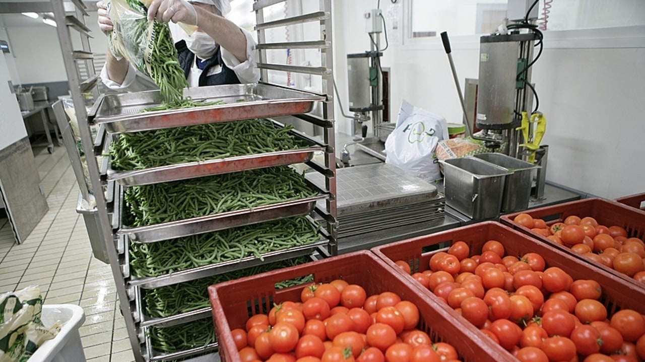 Depuis janvier 2022 pour les établissements publics et 2024 pour la restauration privée, les repas doivent comporter au moins 50% de produits de qualité et durables dont au moins 20% issus de l'agriculture biologique. (Chassenet/BSIP)