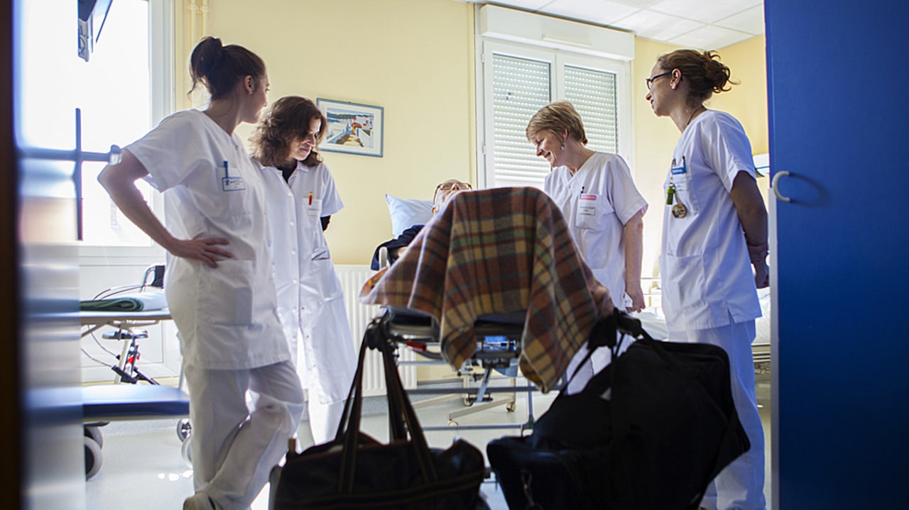 La stratégie décennale ambitionne de déployer l'anticipation des soins d'accompagnement dans l'ensemble des services hospitaliers et pas uniquement ceux dédiés aux soins palliatifs. (Amélie Benoist/Image point Fr/BSIP)