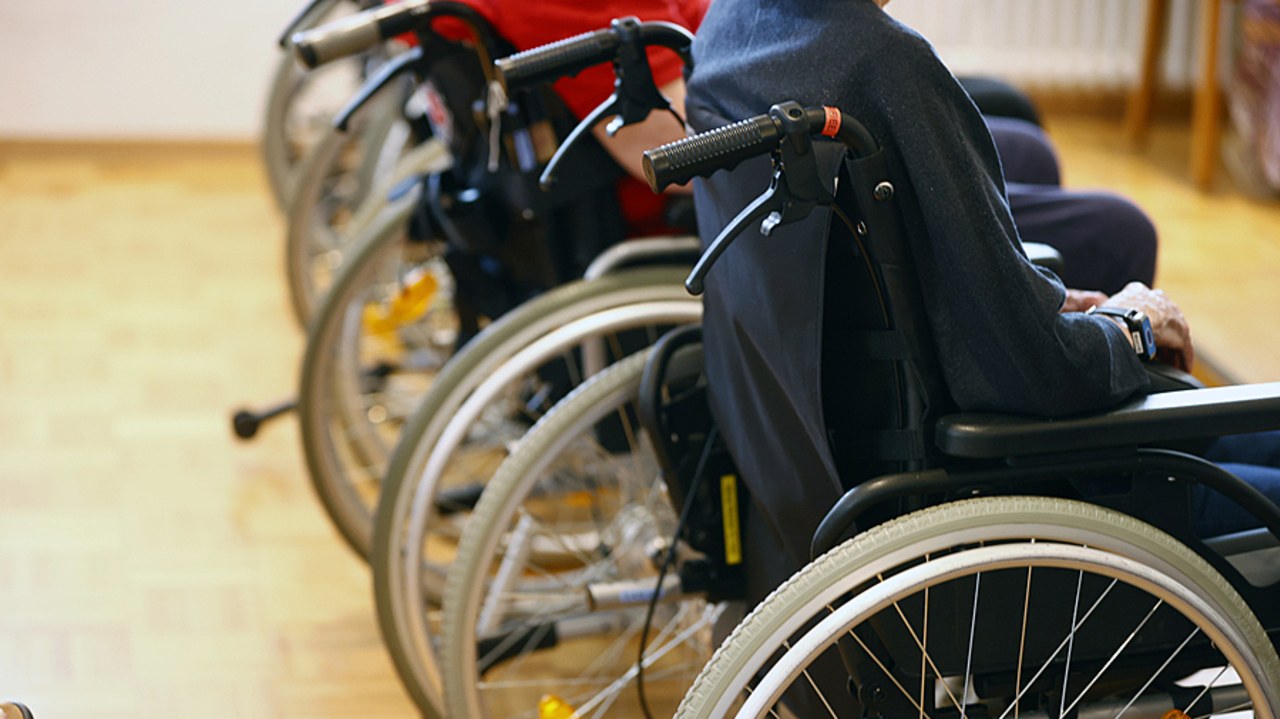 Ce 12 avril, les ministres Catherine Vautrin et Fadila Khattabi annonceront une augmentation de l'enveloppe prévue pour mener le remboursement intégral des fauteuils roulants. Celle-ci visera à assurer une prise en charge intégrale sur les modèles les plus complexes. (Godong/BSIP)