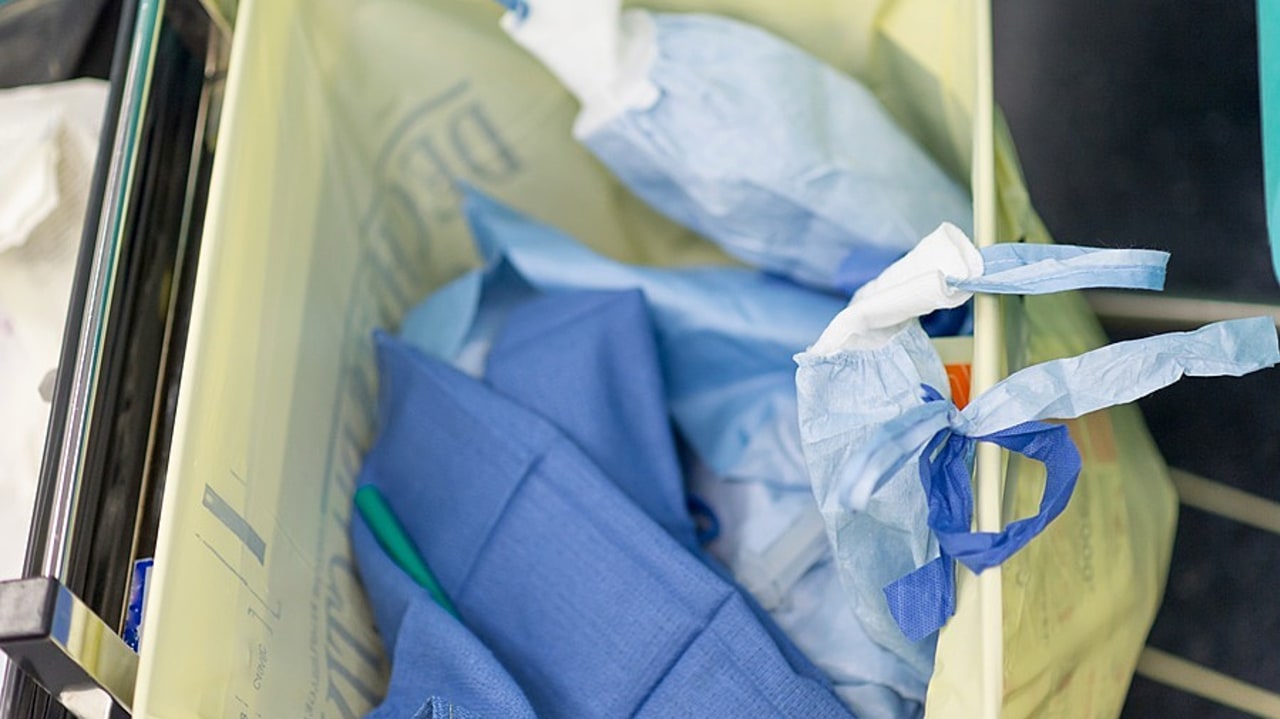 À l'AP-HP, le soin est de très loin (58%) le premier poste d'émissions de gaz à effet de serre et la tendance sur 2019-2022 est à la hausse, contrairement à l'énergie, l'alimentation, les déplacements et les déchets où les efforts entrepris portent leurs fruits. (Albane Noor/BSIP)