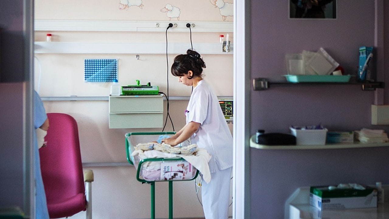 Comme dans cet hôpital de Haute-Savoie, les établissements frontaliers peinent à recruter face à l'attractivité de la Suisse. (Amélie Benoist/Image Point FR/BSIP)
