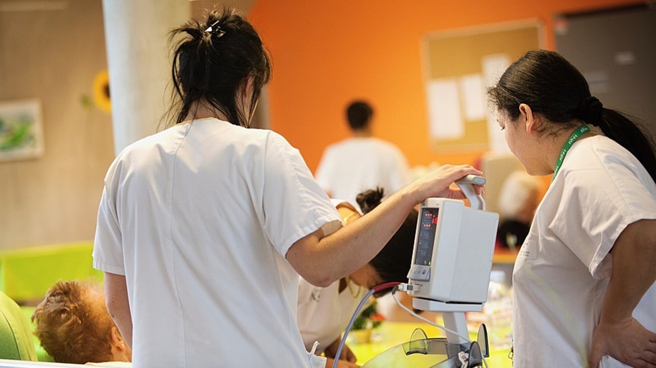 Pour les pouvoirs publics, la durée minimale d'exercice de deux ans doit entre autres permettre aux jeunes paramédicaux et sages-femmes d'acquérir une solide expérience avant d'effectuer des missions d'intérim. (Amélie Benoist/Image Point FR/BSIP)