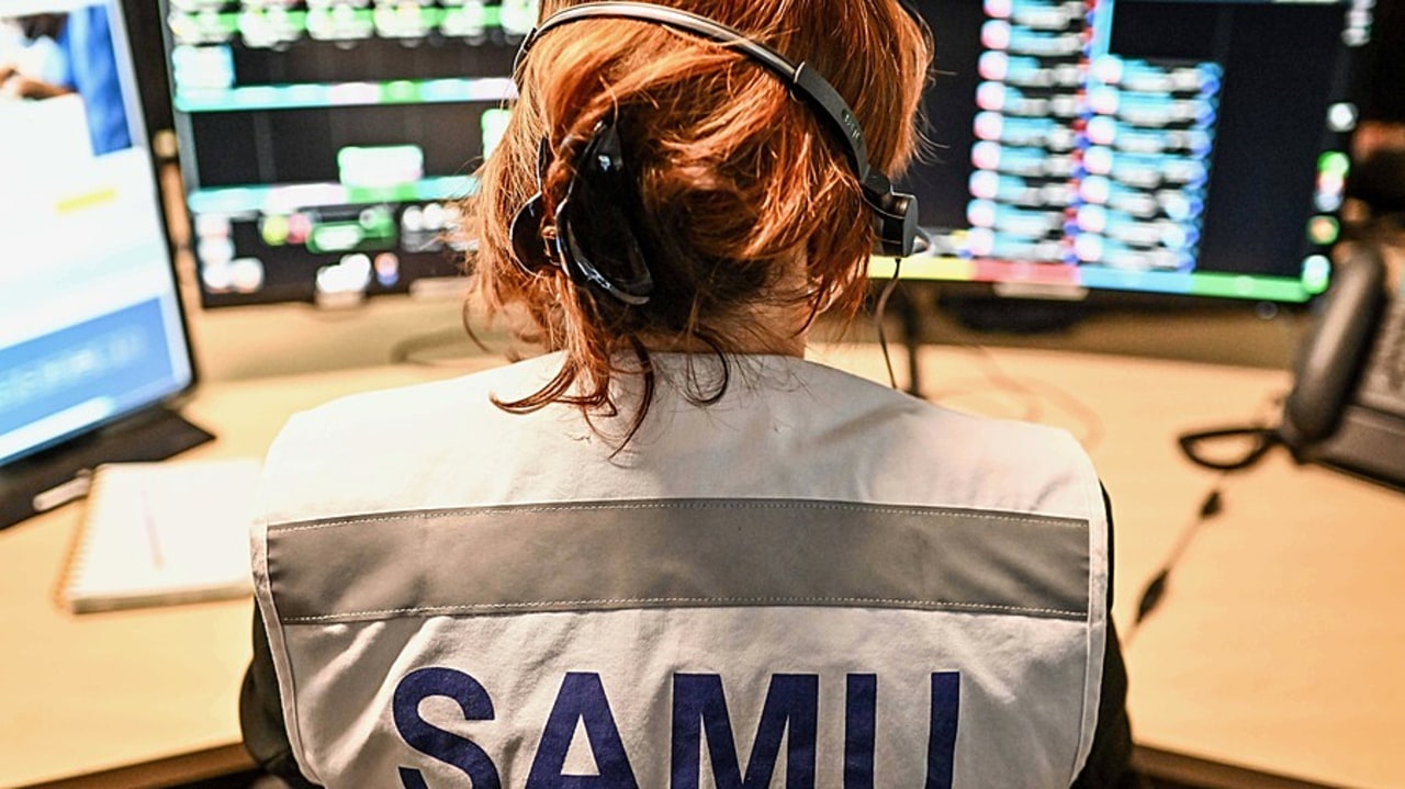 Avant la création des CFARM en 2019-2020, la seule formation en anglais suivie par les assistants de régulation médicale était celle de leur scolarité. Leur cursus diplômant inclut désormais trente-cinq heures de cours mais cela concerne encore très peu de personnels en poste. (Ugo Amez/Sipa)