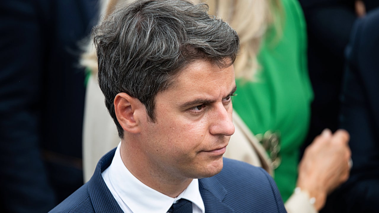 Bien que démissionnaire, Gabriel Attal et son équipe gouvernementale sont maintenus, pour un temps indéfini, à la gestion des affaires courantes de l'État. Cela exclut a priori de proposer de nouveaux textes de loi ou des nominations politiquement sensibles. (Jeanne Accorsini/Sipa)