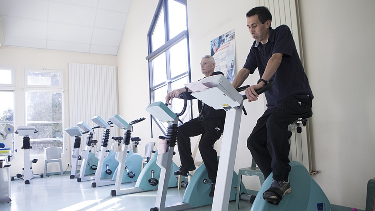 Lors de leur venue en hôpital de jour pour leur première cure, les patients étaient invités, après validation de leur médecin, à pédaler sur un vélo d'intérieur dans l'heure qui précédait l'administration du traitement. (Améline Benoist/Image Point FR/BSIP)