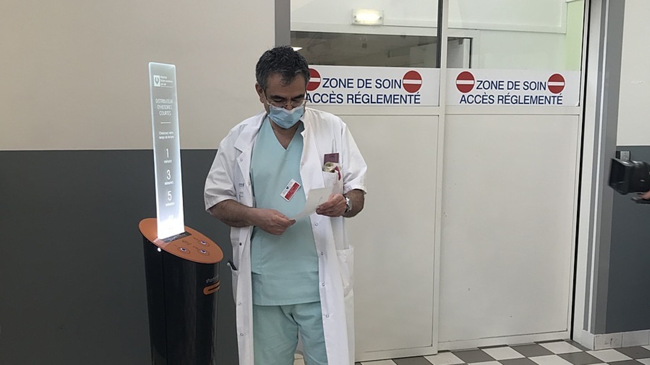 Le distributeur d'histoires courtes est une borne qui imprime gratuitement, à la demande et en aléatoire, des histoires courtes, à lire sur place ou à emporter. Le patient ou le professionnel choisit son temps de lecteur (1,3 ou 5 minutes). Les histoires sont classées selon diverses collections thématiques. (Short Édition).