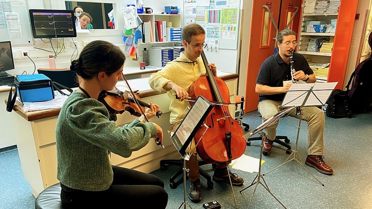 Une parenthèse musicale. Trois étudiants du Conservatoire à rayonnement régional de Paris jouent une heure durant au cœur du service de médecine intensive et de réanimation de l'hôpital Cochin, à deux pas du poste soignants. (Thomas Quéguiner/Hospimedia)