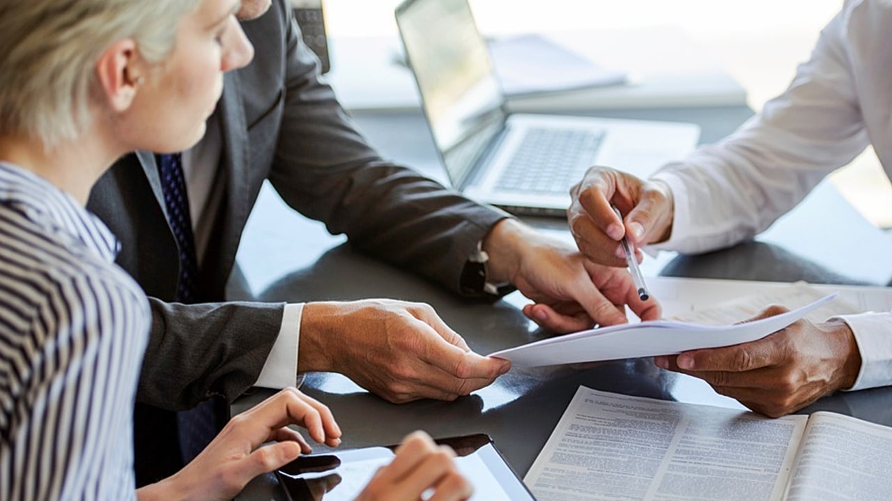 Au grand agacement des syndicats, le stock de directeurs promouvables non promus à la hors classe ne cesse de gonfler, attisant les incompréhensions et déceptions. Ils sont 116 cette année contre 103 en 2023 et 89 en 2022. (AltoPress/PhotoAlto/BSIP)