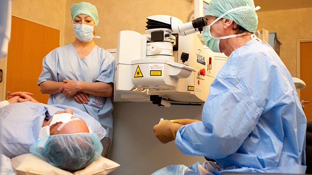 La chirurgie ophtalmologique dépasse largement la cible de 80% de chirurgie ambulatoire, ce qui n'est pas le cas d'autres pratiques. Un guide propose des pistes pour accélérer les actions en établissement de santé pour y parvenir. (Burger/Phanie)