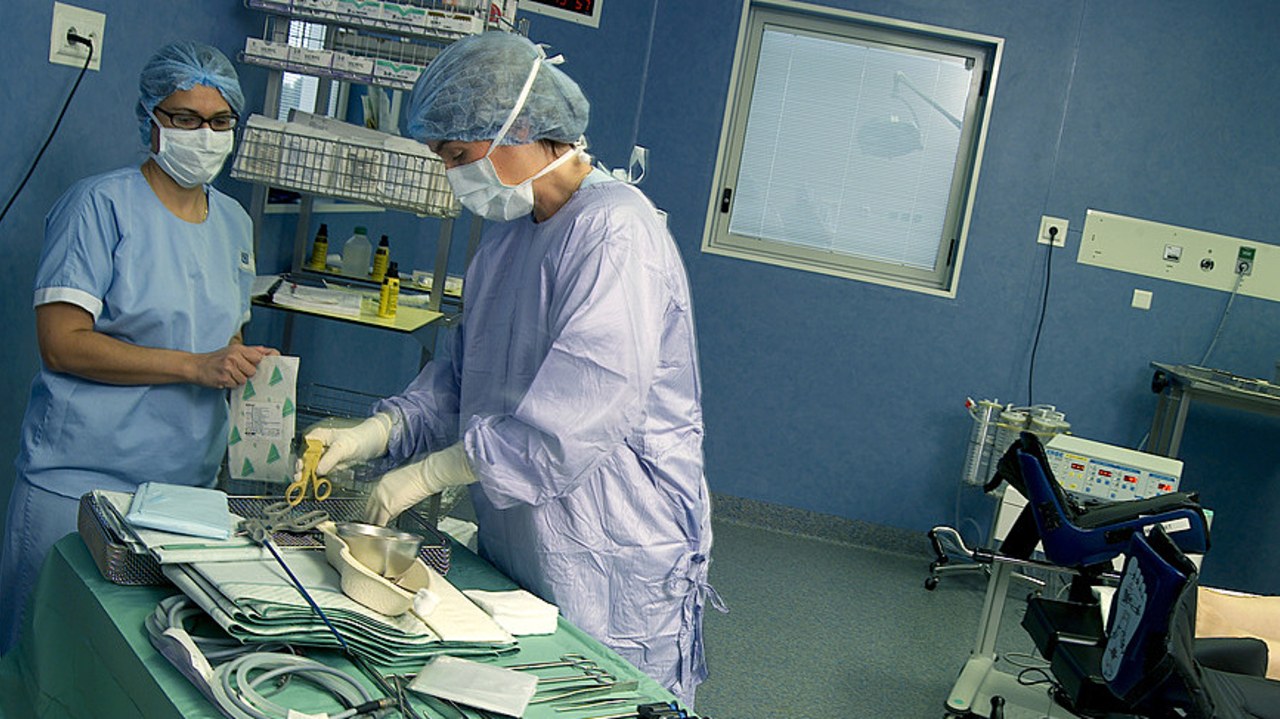 L'infirmier qui ne dispose pas du diplôme d'Ibode pourra réaliser, par dérogation, des actes exclusifs au bloc opératoire, sous condition d'obtenir une autorisation.(Laurent/BSIP)