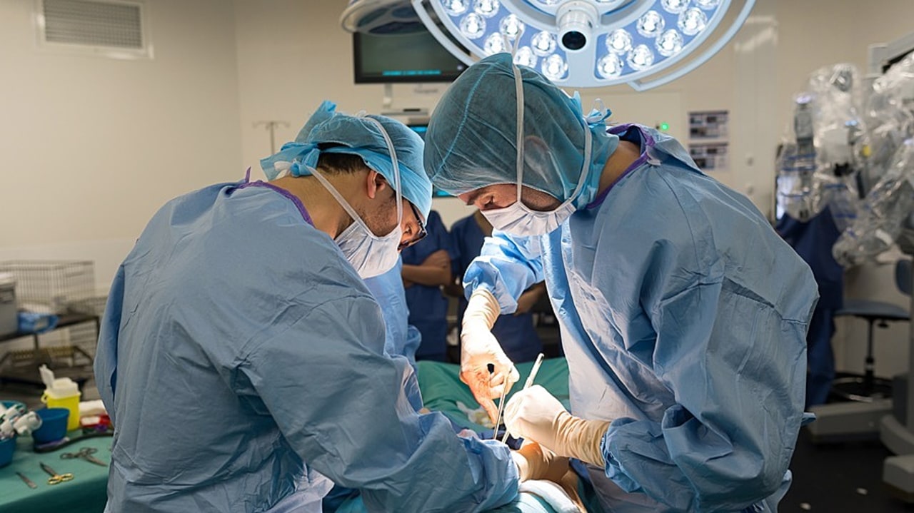 Deux raisons majeures expliquent en France la frilosité des soignants à l'idée de filmer les opérations : les médecins y voient pour eux un risque médico-légal, les infirmiers ont le sentiment d'être fliqués. Les patients, eux, sont demandeurs. (Albane Noor/BSIP)