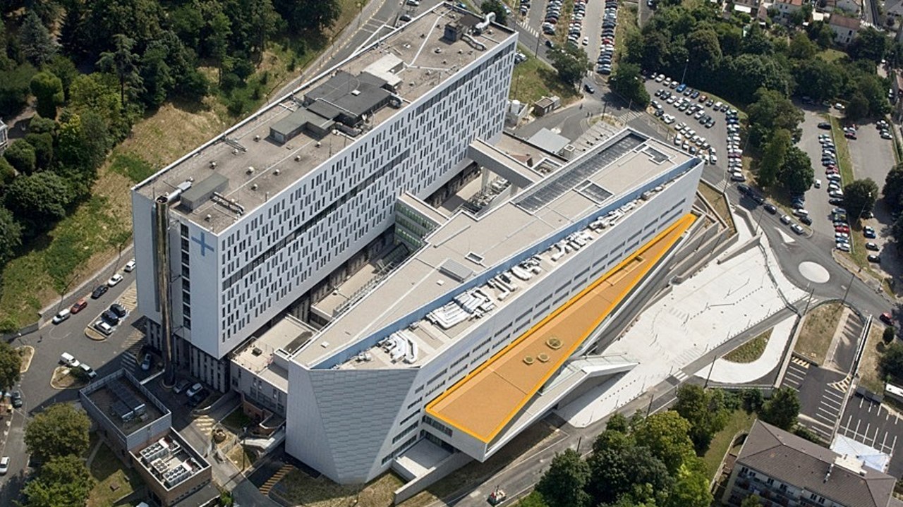 La décision d'ouvrir en 2013 un pôle femme-enfants en applique du bâtiment principal de l'hôpital de Villeneuve-Saint-Georges pour un coût de 150 M€ a entraîné cinq ans plus tard celle de rénover le monobloc plutôt que d'envisager une reconstruction. (CHIV)