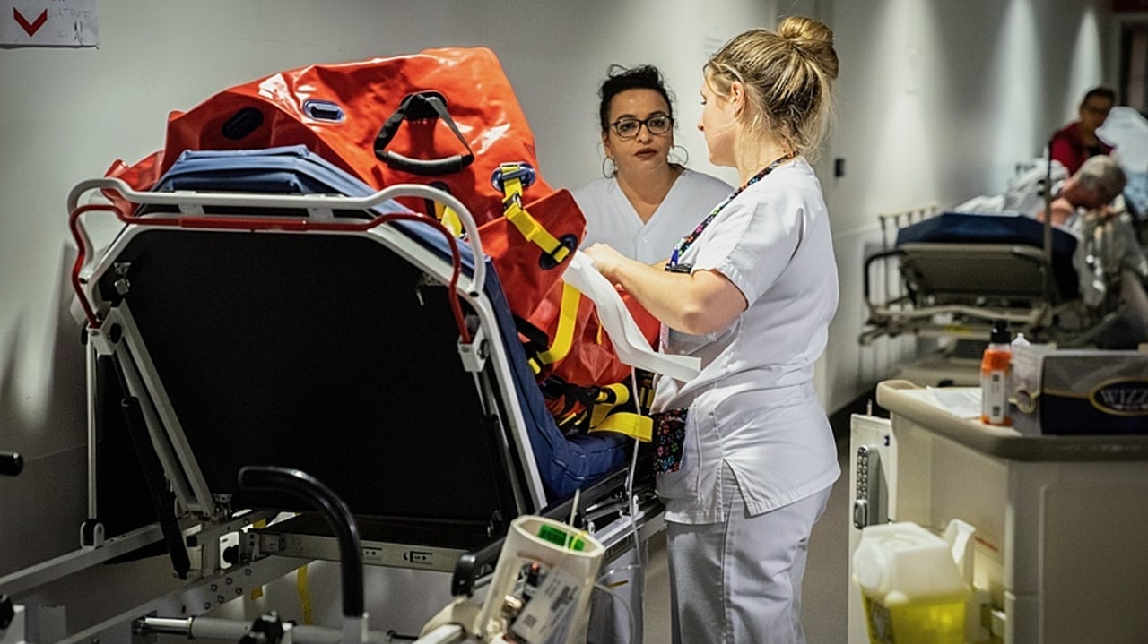 Les premières estimations de la FHF pour 2024 confirment la plongée sans fin des déficits : 1,3 Md€ pour les CHU (+400 M€ depuis 2023) et 2,2 Md€ pour les CH (+1,1 Md€). Seuls les Ehpad contiendraient l'envolée. (Jessica Bordeau/Image Point FR/BSIP)