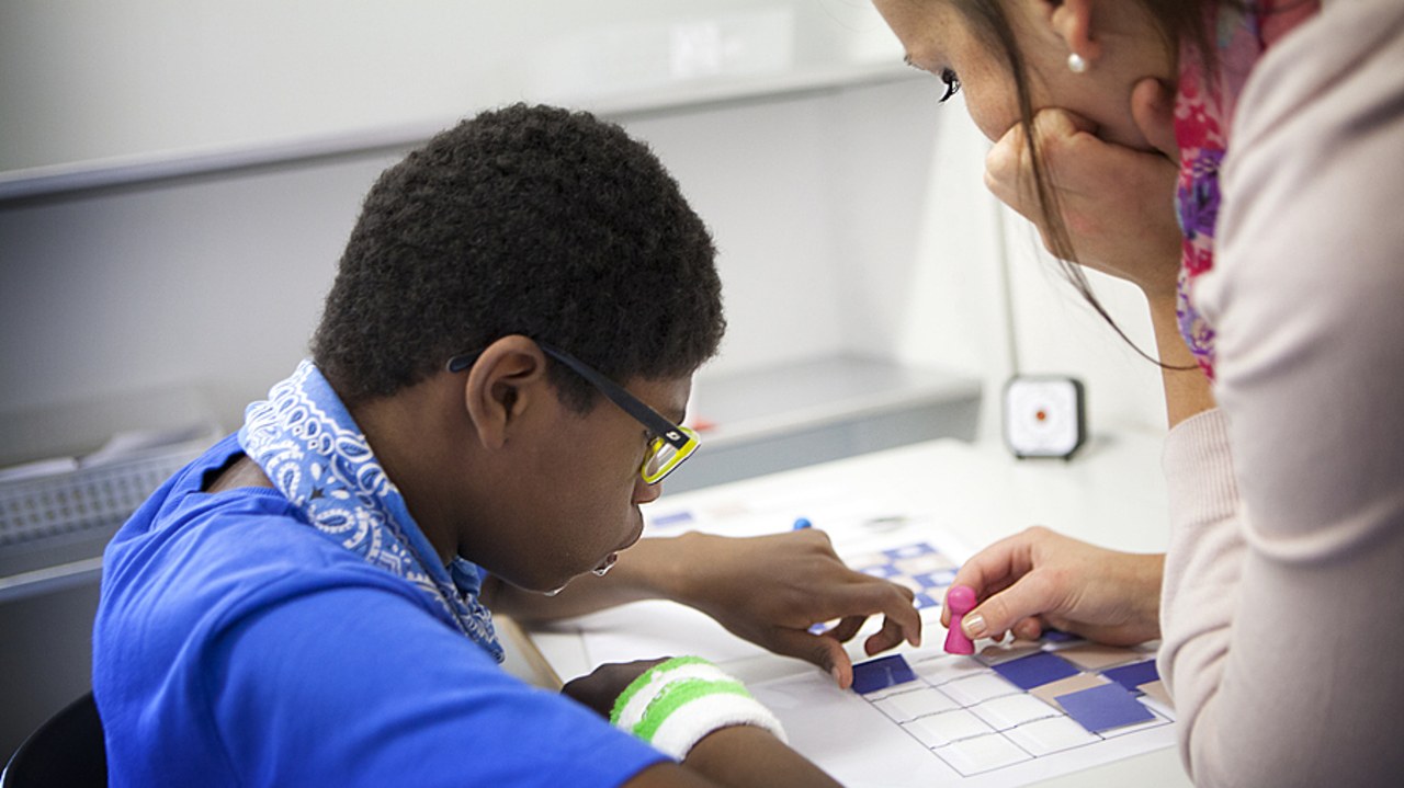 Selon le rapporteur Olivier Paccaud, le nombre d'AESH a été multiplié "par quatre" depuis 2017, "pour atteindre bientôt 135 000. (Amélie Bennoist/Image point FR/BSIP)
