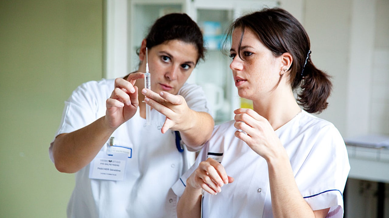 Le Premier ministre François Bayrou promet un soutien de l'État aux collectivités régionales pour maintenir le rythme d'ouverture de places dans les instituts de formation en soins infirmiers. (Garo/Phanie)
