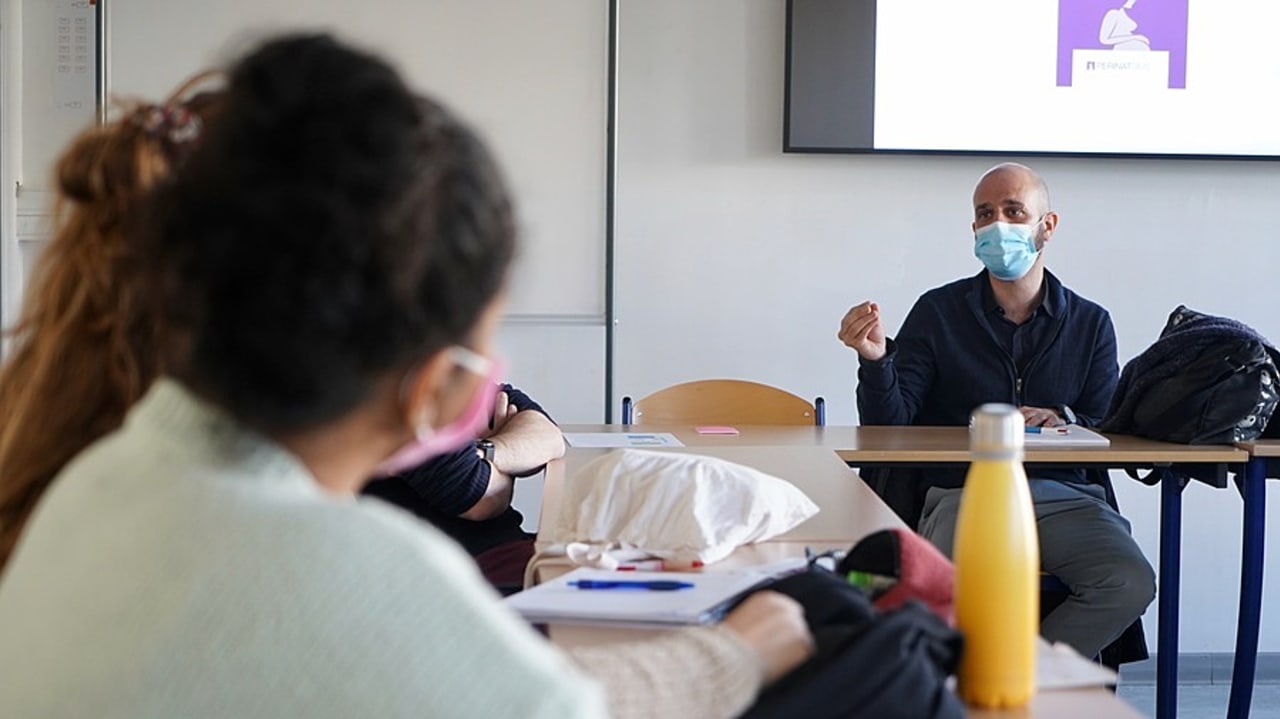 Chaque année, la fonction publique hospitalière envoie en moyenne 1,1 million d'agents en formation continue pour un total de 900 millions d'euros dépensés. (Tremelet/Image Point FR/BSIP)