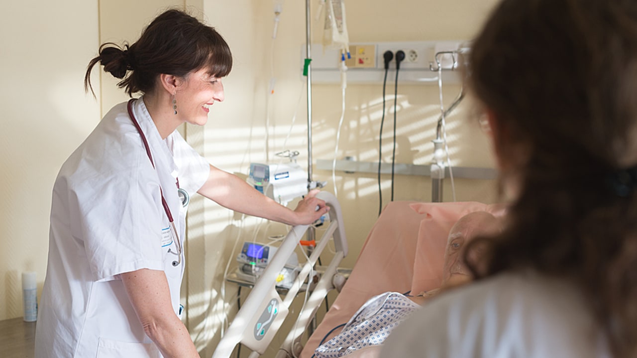 La force d'appui en personnels expérimentés en cancérologie permettrait de combler plus facilement les besoins en ressources humaines des établissements d'outre-mer, qui manquent notamment de chirurgiens et de radiologues interventionnels. (A. Noor/Image Point FR/BSIP)