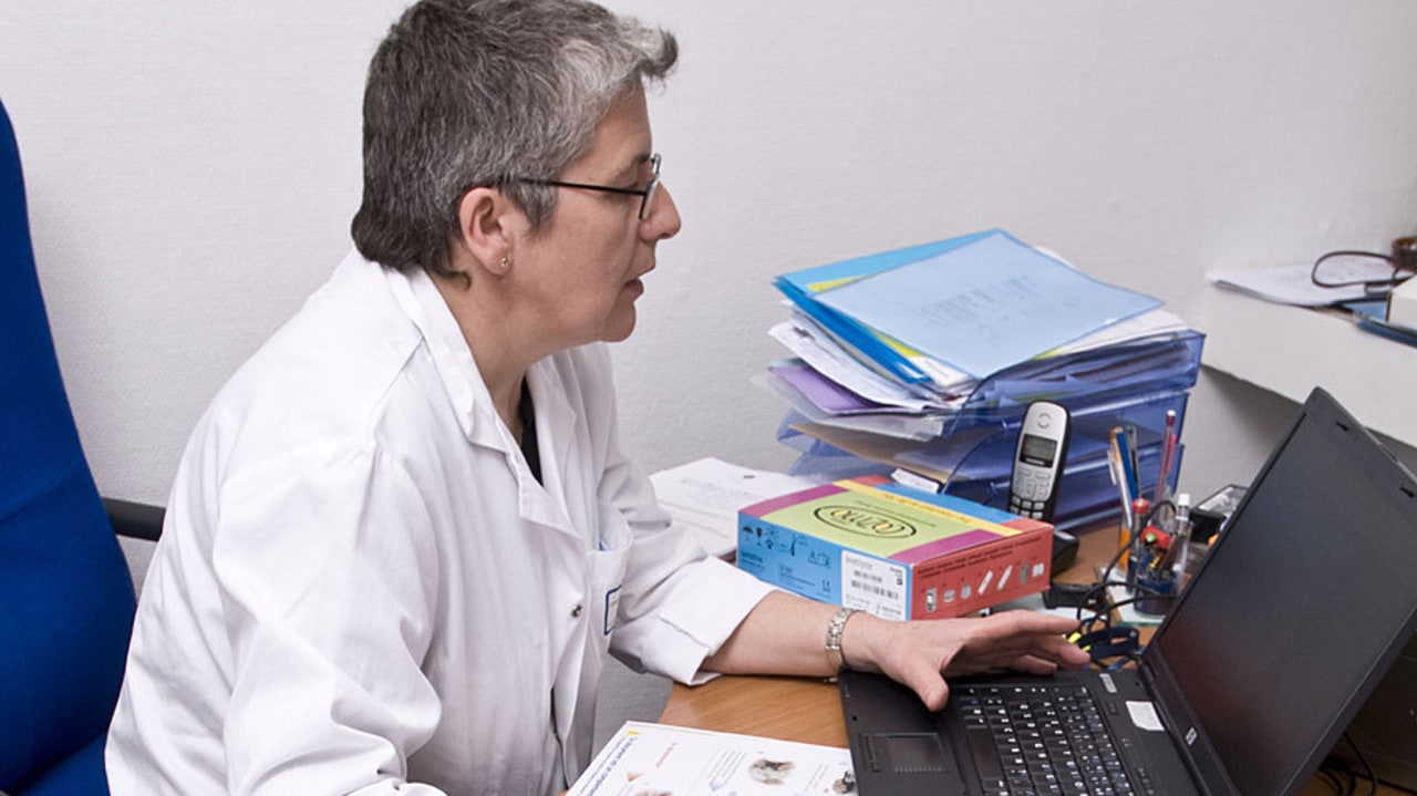 À l'hôpital public, en clinique ou en libéral, la rémunération demeure l'une des grandes insatisfactions des infirmiers en pratique avancée. (Belmonte/BSIP)