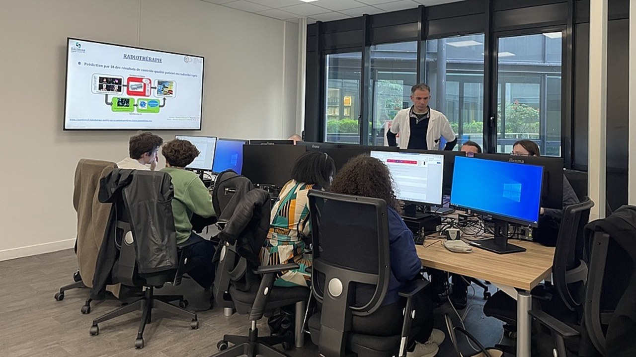 Au sein de la workstation, Aurélien Corroyer-Dulmont dispense des cours sur l'application de l'IA dans les domaines de l'imagerie médicale et de l'oncologie. (Centre François-Baclesse)