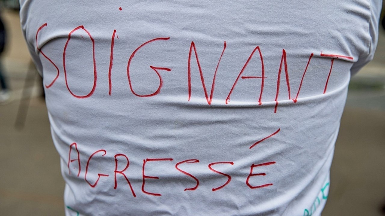 Attendue des soignants, la proposition de loi adoptée il y a un an par les députés mais depuis bloquée dans les limbes de la navette parlementaire prévoit d'alourdir les peines pour agression ou vol et crée un délit d'outrage. (Olivier Juszczak/Sipa)