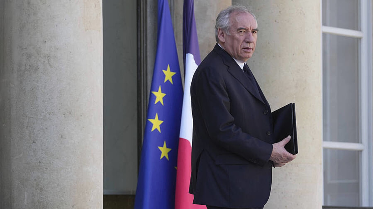 Le Premier ministre annonce engager plusieurs chantiers en avril, dont la préparation du prochain projet de loi de financement de la sécurité sociale. Il compte moderniser l'action publique, en mobilisant tous les ministères. (Thibault Camus/AP/Sipa)